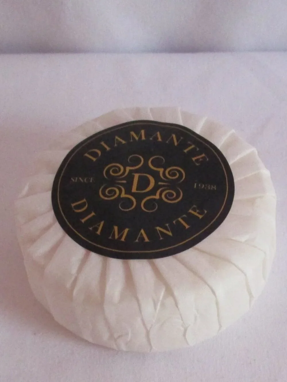 DIAMANTE WHITE MUSK Veg. Based Round Individually Wrapped Soaps 4x2.8 oz. Italy
